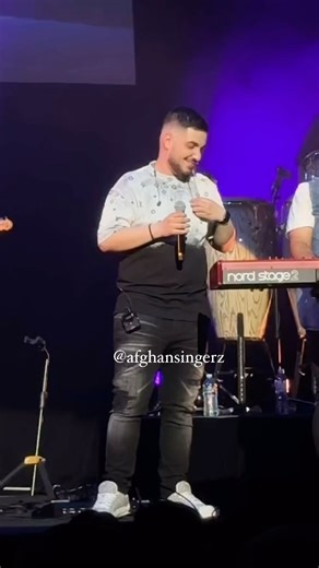 Afghan Singers | Aron Afshar singing a beautiful Afghan Song 😍💖 #aronafshar #sydneyconcert #afghanconcert #persianconcert | Instagram