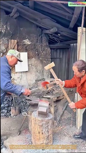 Marteau et enclume : comment deux mains transforment le feu en objet utile