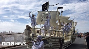 Thousands at Jersey Battle of Flowers parade
