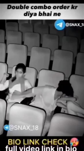 Aapna on Instagram‎: "کرد که محلی‌ها آن را «ماهی زامبی» نامیدند. جالب اینجاست که این ماهی کاملا فاقد اندام‌های داخلی است، اما همچنان حرکت می‌کند و حتی شنا می‌کند، که سوال واقعی و منطقی را به وجود می‌آورد: چگونه چنین چیزی ممکن است؟ زیست‌شناسان می‌گویند احتمالا درون این ماهی انگل‌هایی وجود دارد که قادرند حرکات آن را حتی پس از مرگ کنترل کنند. اما این پدیده به ندرت در حشرات دیده می‌شود و در ماهی‌ها برای اولین بار است. و اگر این گونه‌ای ناشناخته برای علم باشد که می‌تواند بدون اندام‌ها وجود داشته باشد