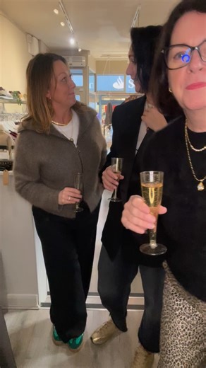 OUR EVENT HAS BEGUN! 🎄 Enjoy 15% OFF our new-season collections, and be one of the first 10 customers to spend over £150 to receive a goody bag worth £30! Meet Dee, designer and brand owner of the stunning jewellery label Talis Chains — perfect for Christmas gifting or a gorgeous treat for yourself. 💝✨ Plus, Rachel from Mos Mosh will be joining us in the early afternoon to chat all things denim and share her top styling tips! 👖💃 We can’t wait to see you! 👋🛍️ #bluesaffronwalden #shoppingeve