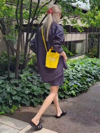 山田優 on Instagram: "今日は雨でしたね☂️ 雨の日は、家の中を整える時間に。 気持ちもリセットして、また明日から頑張ります♡ 写真は、気持ちよく晴れた日のいつかの私服☀️ #ゆうのしふく #yusoutfit #tops and #bottoms は ルーズなシルエットが抜け感を出してくれる @tokyo_weekly_journal_official シンプルコーデには、小物で遊びを！ #necklace @chromeheartsofficial 差し色には、ビビットなイエローの #bag 💛 @the_weekend_hotel"