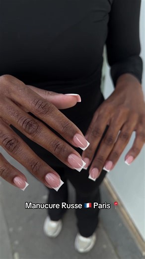 Manucure Russe 🇫🇷 Paris 📍 • ~Clean Nails 🫧💅 🤍 La french blanche… mais version perfection. La manucure russe transforme la simple french en œuvre d’art 💎 Cuticules ultra nettes, ligne blanche parfaitement dessinée, sourire précis au millimètre… C’est propre. C’est chic. C’est intemporel. La french blanche, c’est le luxe discret qui ne se démode jamais 🤍 Avec la précision russe, le rendu devient flawless, glossy, sophistiqué 🔥 Chaque détail est travaillé pour un effet ultra clean & haut d
