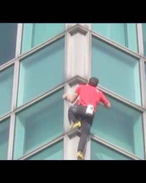 Man climbs 101-story building without safety gear