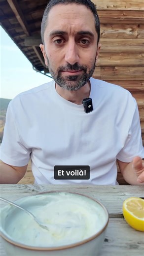 Recette salade poulet simple. Salade Tomate Concombre Maïs Œufs Croûtons de pain Poulet Sel poivre paprika cumin Sauce : yaourt grec - citron - huile olive - ciboulette - sel - poivre