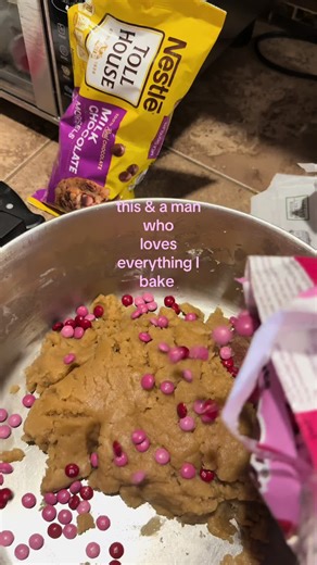 He's my number one supporter #bakingtok #foryou #cupcakes #bakingtherapy #valentinecookies