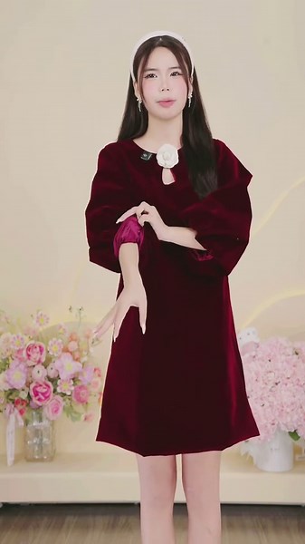 Thiết Kế Đầm Moly với Màu Đen và Đỏ