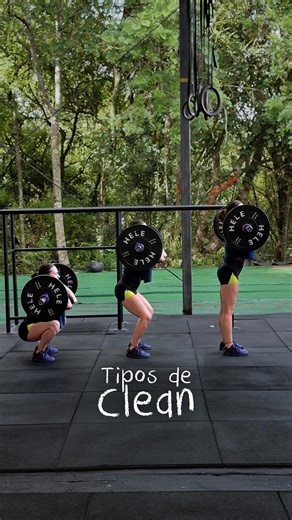 Aninha Stacheski | Personal Trainer | Curitiba-PR on Instagram: "🔹 Muscle Clean Sem entrada com agachamento embaixo da barra. A barra sobe com a extensão do quadril e força de puxada. 👉🏻 Ótimo para desenvolver força de puxada e velocidade de extensão. 🔹 Power Clean Você recebe a barra agachando com uma amplitude menor, acima da paralela, com meio agachamento. 👉🏻 Normalmente usado para "barbell cycling" e desenvolver potência para o movimento, com cargas moderadas. 🔹 Squat Clean A barra é