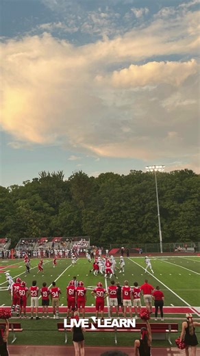 🇺🇸 Un año escolar en #USA no es solo estudiar en otro país… es vivir como en una peli americana. Descubrir nuevas costumbres, ir al prom, animar en partidos de fútbol americano, y volver a España siendo más independiente y con otra mentalidad, siendo una versión mejorada de ti. 😉 📚✈️ ¿Estás listo para vivir tu propia aventura americana? #estudiosenelextranjero #schoolyear #highschoolyear #studyabroad #eeuu #estadosunidos