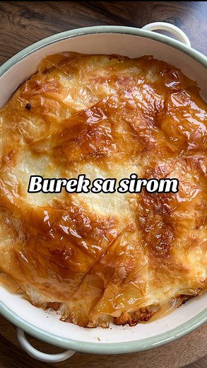 Burek sa sirom Sastojci: • 500 g kora za pitu • 200 ml kisele vode • 200 ml ulja • 300 g sira • so po ukusu (Kiselu vodu i ulje pomešati i ugrejati do ključanja, pa skloniti sa ringle i ostaviti desetak minuta da se prohladi). Priprema: • Dobro nauljite tepsiju, zatim poređajte 3–4 kore tako da polovina bude u tepsiji i pokrije dno, a polovina van nje. Sa 3–4 kašike tečnosti pokvasite kore, zatim svaku koru zgužvajte, formirajte kuglu i ređajte u krug, gusto dok se ne popuni dno. Potom sve preli
