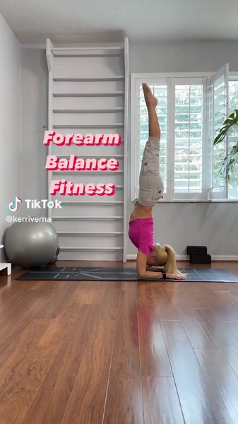 This drill will test your strength to see if you are ready to balance on your elbows! Try it and let me know in the comments, easy or hard? I’ve lost count on what day we are on, but I’m sure none of you care!😂 This drill is so good for core strength as well as building the shoulder mobility you need for forearm stand! Repeat this 8-12 times and really focus on stacking hips over shoulders and shoulders over elbows. Grab you phone and record yourself! It’s really the best way to see if you are 