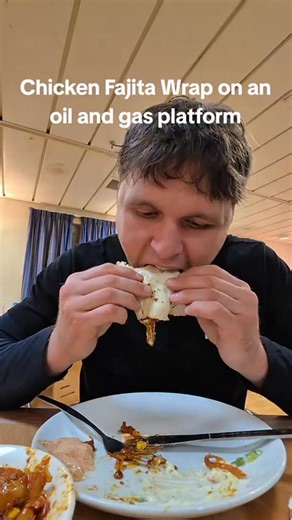 What I eat in a day on a offshore platform 🤝🇪🇺🌯 Ever wondered what it’s like working on a uk oil rig? 🌊💶👇 You work just 2 weeks on, 4 weeks off and still get paid for all 12 months. It also includes Great salary, Incredible food, Gym, gaming room, sauna onboard Time for family, travel, passion projects. We also have Zero living expenses while you work And opportunities to grow your career once you’re in. It’s not for everyone — but if you’re willing to take the first step, it can complete