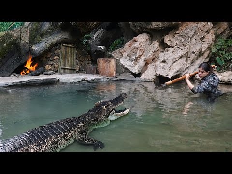 Dangerous Moment: Crocodile Attacks While I Fish Near My Shelter, survival alone