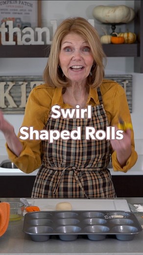 Swirl up your Rhodes Rolls and impress everyone with these fresh, home-baked rolls! #rhodesrolls #thanksgivingdinner | Rhodes Bake-N-Serv