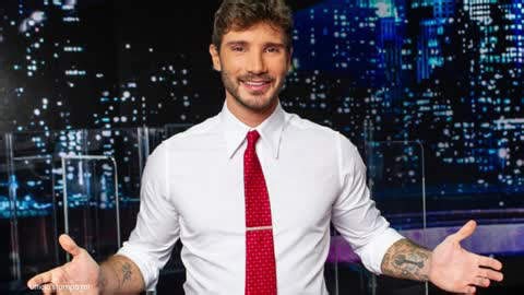 STEP, il momento più esilarante della puntata: De Martino non riesce a proseguire