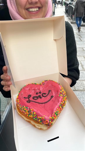 BONESHAKER on Instagram: "🍩 DONUT-A-GRAMS ARE HERE ! 💖 Disponible uniquement les 13, 14 et 15 février !! Ce week-end de la Saint-Valentin, envoyez à votre personne spéciale la note d’amour ultime : un donut géant en forme de cœur, glacé à la framboise, décoré de bonbons et avec le nom de votre choix écrit dessus 💃❤️ On propose les Donut-a-Grams ! Faites LIVRER votre Valentine pendant l’une de nos deux plages : 9h–12h ou 15h–18h (ou venez le récupérer en boutique si vous préférez 💘) 🚲 Livrai