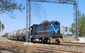 【中国铁路】DF12暴力爬坡过道口，感受柴油机的轰鸣！