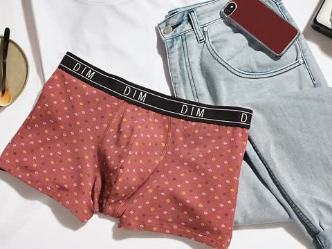 Nos boxers Dim Fancy s'habillent d'une pluie de motifs idéals cette nouvelle saison.🍁 Pour les découvrir, profitez de -20% dès 2 produits achetés sur toute la collection homme 👉bit.ly/2OFFRESVHDIM | Dim