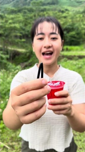 the simplest way to open a drinking water bottle #bushcraft #shorts #survival #camping