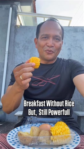 I Nengah Yasa Adi Susanto on Instagram: "BREAKFAST without rice??? Why not😁 Menu sarapan ideal saya hampir setiap hari: 1. Telur rebus 2. Rebusan: jagung, ubi, edemame, pisang dll. Telur rebus kaya akan vitamin penting seperti Vitamin A, D, E, K, dan berbagai vitamin B (B12, riboflavin, folat), serta mineral seperti selenium, zat besi, fosfor, kalsium, dan kolin, menjadikannya sumber nutrisi lengkap. Jagung rebus bisa jadi pilihan “low carbo” karena lebih rendah kalori dan karbohidrat dibanding