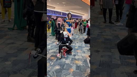 Fantastic Saw cosplay costume showcased