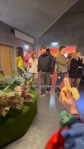 Ligesom Jorden drejer jeg rundt i “Året der gik” 🌍 Se det hele på @drtv_dr | Rosa