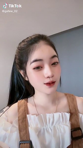 Stunning Fashion Look: Off-Shoulder Style Inspiration