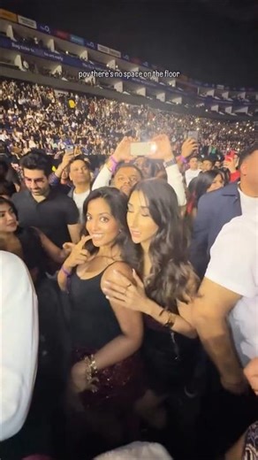 Super Fan Girls of Badshah at O2 Arena Concert 🔥 #haayegarmi #norafatehi #badshah #viralshorts