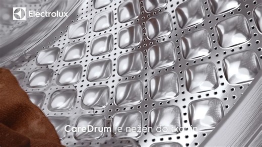 Pri kateri temperaturi perete oblačila? Pralni stroji Electrolux UltraCare so pri 30 stopinjah zelo učinkoviti, saj poleg tega, da vaša oblačila pustijo čista in dišeča, pri svojem delovanju varčujejo z energijo. Oglejte si video in odkrijte, katere druge prednosti se skrivajo v naši novi liniji naprav. | Electrolux Slovenija | Facebook