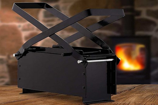 Un kit pour fabriquer ses propres bûches densifiées avec du papier et des copeaux de bois