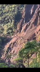 Retoman trabajos para habilitar la vía Pueblo Rico–Santa Cecilia tras deslizamiento en Jamarraya Luego de las fuertes lluvias que obligaron a suspender las labores de remoción, este martes fueron retomados los trabajos en el sector de Jamarraya, sobre la vía Pueblo Rico–Santa Cecilia, en el departamento de Risaralda. En este punto se presentó un desprendimiento de material rocoso y de tierra, situación que mantiene incomunicado a Risaralda con el departamento del Chocó. Las labores buscan retira