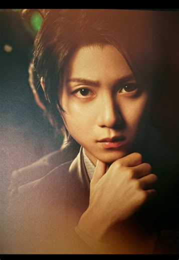 今日は舞台 甦夢 THEATRE「黄金仮面―masque doré―」Blu-ray発売記念イベント🎭 バーイベから約3ヶ月ぶりに生勇輝に会える日 ずっとずっと心待ちにしていました😢💗 勇輝の明智小五郎は、余裕と強さをまといながらも、大人の色気があって… 格好良くて、美しくて、時に切なさすら感じさせて もう「最高」以上の言葉が見つからない。 舞台に足を運べたこと、その空間を共にできたことが、本当に幸せだったと改めて思う。 勇輝が命を燃やして役を生きる姿は、やっぱり劇場でしか感じられない。 その熱と感動を、Blu-rayでまた味わえるという幸せ。 これが“当たり前”じゃないことも、ちゃんと胸に刻みたい。 勇輝💗頑張って届けてくれてありがとう🎭🕵️ #小越勇輝 #明智小五郎 #黄金仮面