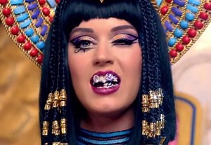 Katy Perry este Cleopatra în noul videoclip "Dark Horse" - TEASER