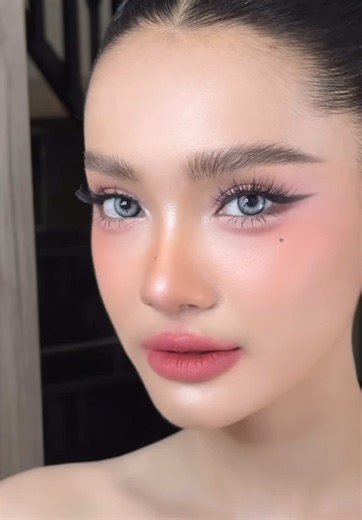 The Makeup Artist’s Secret Weapon — “Camera-Ready Lashes” 🎥✨ What’s the biggest fear when shooting videos or photos? It’s not the lighting — it’s lashes that look too fake, too heavy, or too droopy! Fullin’s Camera-Ready Lash Collection is made specially for the lens: ✔️ Full and layered — looks natural even in close-ups ✔️ Lightweight and breathable — no heavy feeling on the eyes ✔️ Naturally opens up your eyes — bright but never overdone Perfect for filming, weddings, brides, or photoshoots —