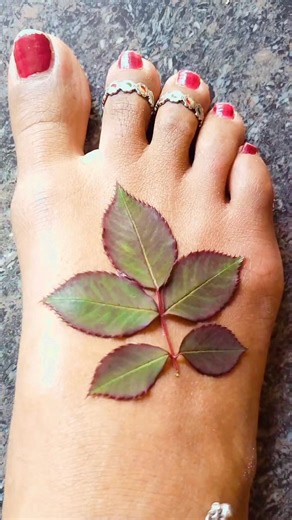 very easy and stylish leafmehndi designmehandi​ #fingerhenna​ #short#mehndishorts​ #viral​#trending​