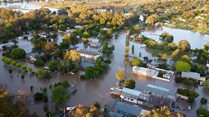 Australia flash flooding: Thousands evacuated