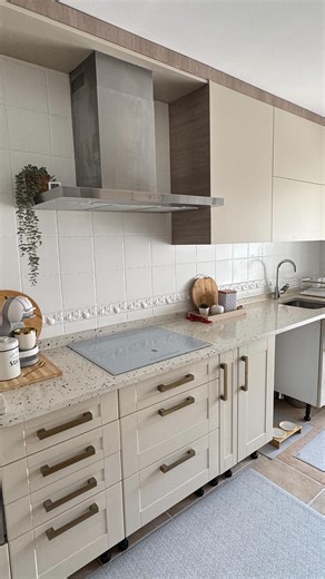 Eva Navarro | Transforma tu cocina por menos de 50€ 🍴 Hoy os traigo el paso a paso de cómo hemos pasado de una cocina en color rojo a esta en tonos... | Instagram