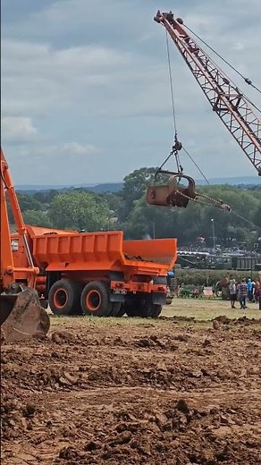 Skilled dragline operator! #heavyequipment #dragline #classic