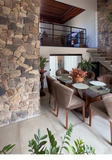 Casa de Alto Padrão com 3 Suítes à Venda no Novo Portinho Cabo Frio/RJ Excelente casa de alto padrão localizada no bairro Novo Portinho, uma das regiões mais valorizadas e planejadas de Cabo Frio. Um imóvel moderno, com projeto que valoriza a integração dos ambientes, conforto e funcionalidade. A residência possui 100 m² de área construída e conta com três suítes, sendo uma suíte no pavimento térreo, ideal para maior comodidade ou para receber visitas. A suíte master possui closet, oferecendo ma