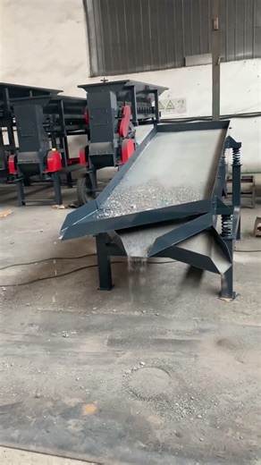 look! How the vibrating screening machine can easily screen materials 🔧