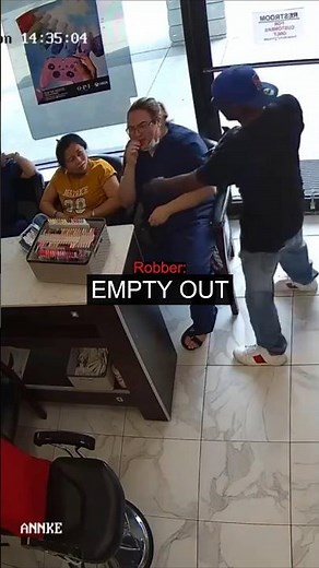 Armed Robber Gets Ignored By Victims