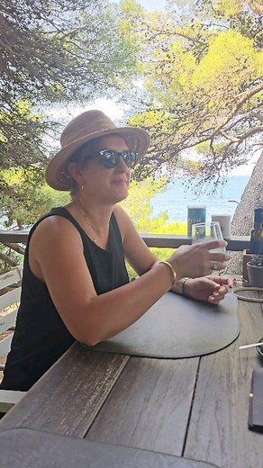 Kolagjen dhe kollostrum, çdo ditë. Kolagjen të pastër për kocka, nyja, flokë, lëkurën, imunitet.....etj Kolostrumi është qumështi i parë i prodhuar nga gjitarët, përfshirë njerëzit, pas lindjes. Është një substancë e pasur dhe ushqyese që siguron lëndë ushqyese thelbësore dhe komponentë që rrisin imunitetin. 🐄Pluhuri i pastër i kolostrumit Dimas rrjedh nga kolostrumi i (lopës) dhe njihet për përfitimet e tij të mundshme shëndetësore: ➡️ Kolostrum i pastër dhe i papërpunuar ➡️ Burim i pasur me l