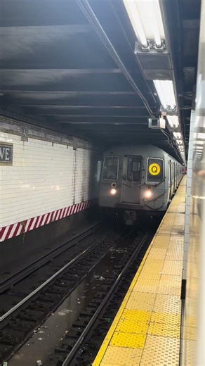 R68 Q train at Atlantic Barclays