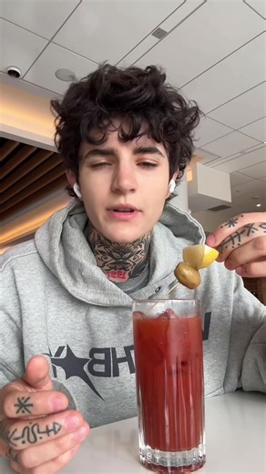 Ep 1 : Hunting for the best bloody mary in NYC - LGA Terminal C - What bloody mary should I try next?