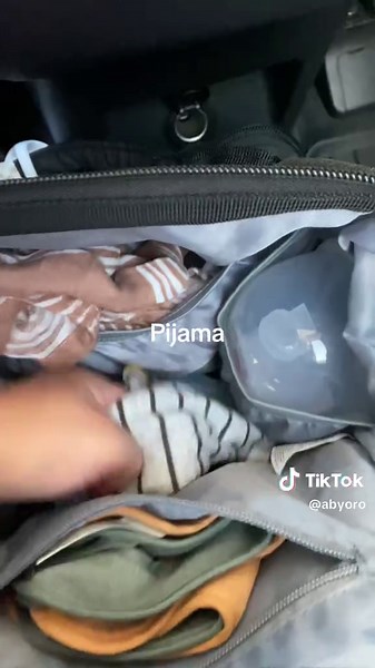 Packing a diaper bag like a pro. #whatsinmybag #diaperbagmusthaves #momlifewithanewborn #newmomtips #newmomtiktok #diaperbagessentials #trendwhatisinmybag#creatorsearchinsights