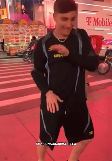 JUNINHO MANELLA METENDO OS PASSINHOS PROIBIDOS NO MEIO DA TIMES SQUARE KKKKK! 🤣 LIVE TODOS OS DIAS NA KICK, VEM QUE TEM DE TUDOOOO!!🔥🐯🇧🇷🤭 #juninhomanella #kick #live #dancinha #timessquare @Juninho Manella