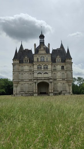 Abandoned French Castle Urbex — Explore an Empty Château