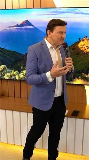 36K views · 1.3K reactions | No desejo do infinito, a alma desperta para o verdadeiro amor — aquele que não se vê com os olhos, mas se sente no coração. Só quem se entrega sem pretensões encontra Deus, porque Ele habita onde o amor é puro, onde o coração é sincero. Buscar a Deus é deixar-se conduzir por esse amor que tudo transforma, tudo renova e tudo salva. | Beleza Padre Ezequiel Dal Pozzo | Facebook