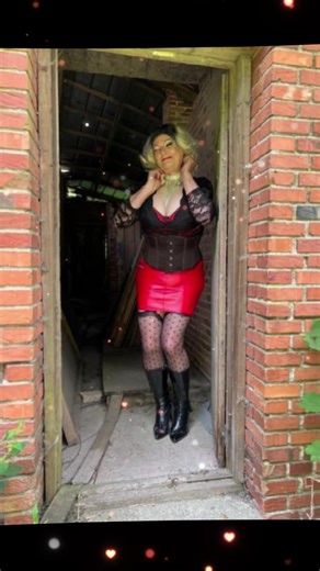 Welcome My Darling. #dizzymisssizzy #pinupgirl #crossdresser #travestie #sissywhore