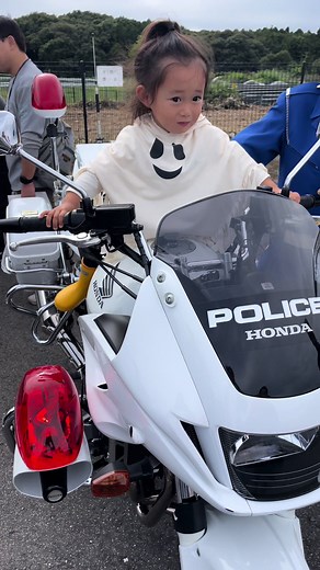 バイクも運転出来るでしゅよ😈 #るうさんパクパク #男の子 #白バイ